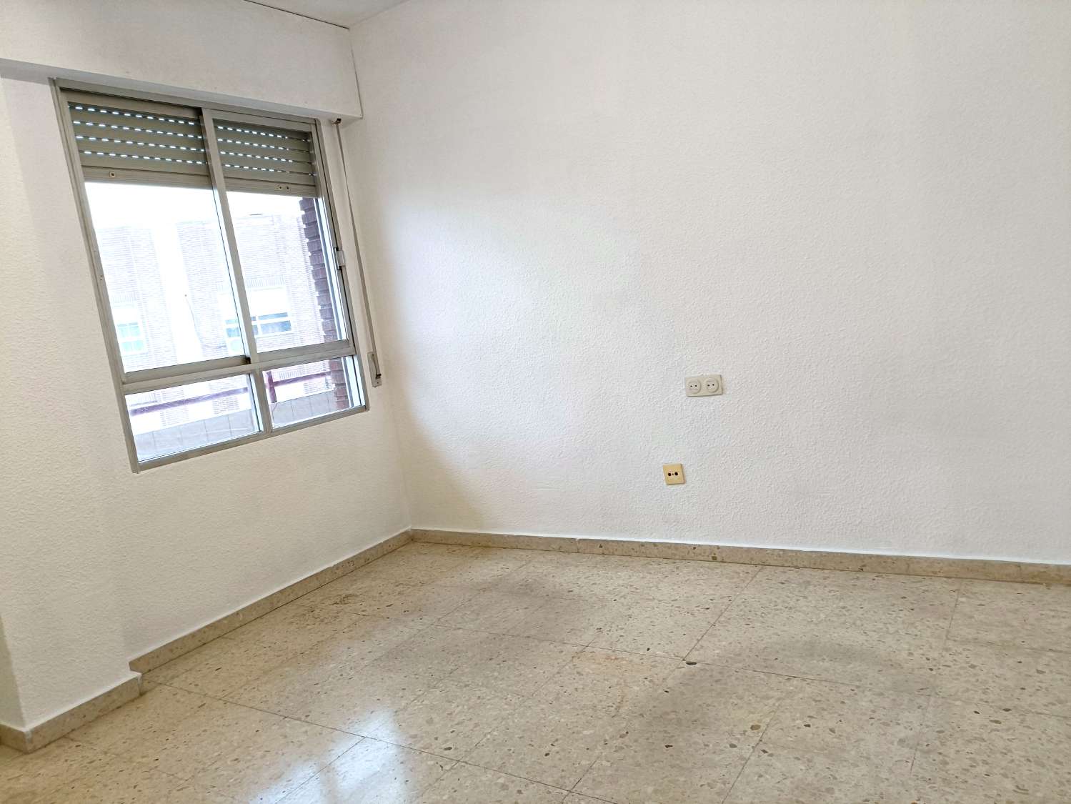 4 ROOM APARTMENT FOR SALE WITH GARAGE SPACE