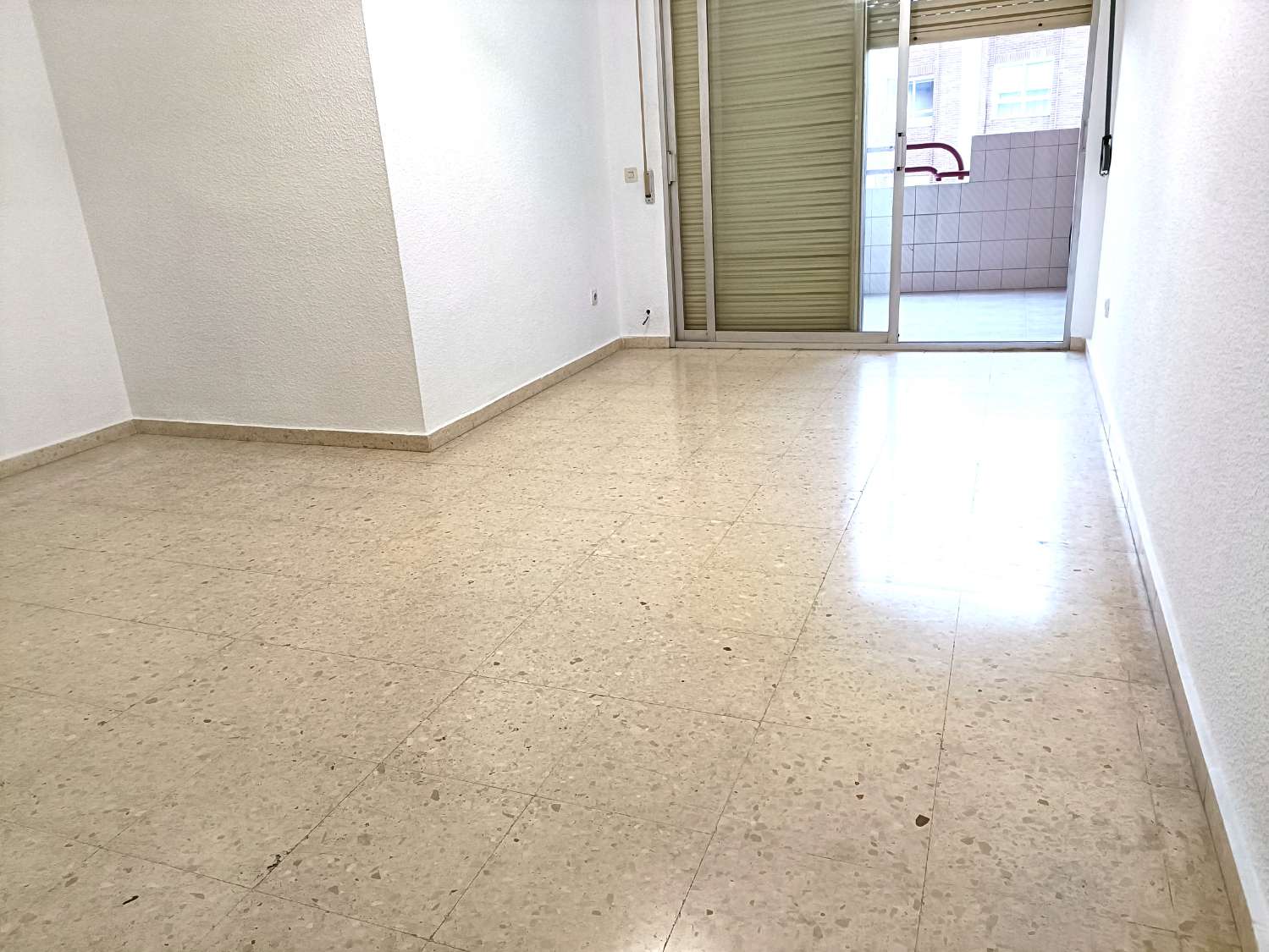 4 ROOM APARTMENT FOR SALE WITH GARAGE SPACE