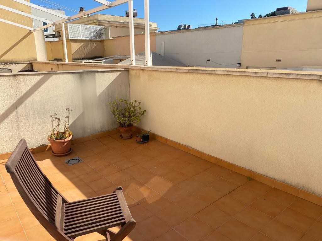 ATICO de 2 HABITACIONES AMUEBLADO Y CON GARAJE