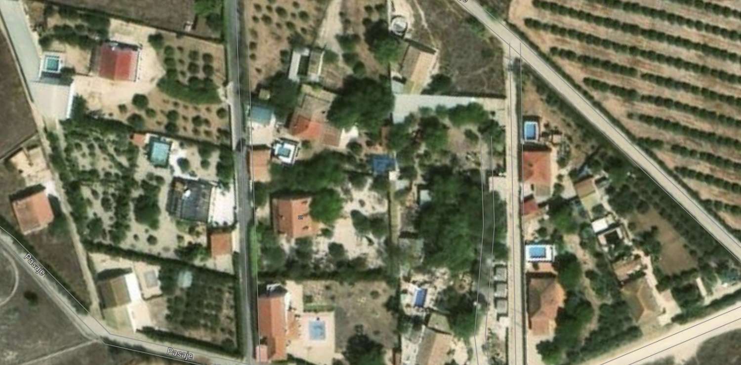 CASA RESIDENCIAL INDEPENDIENTE CON PISCINA Y PARCELA