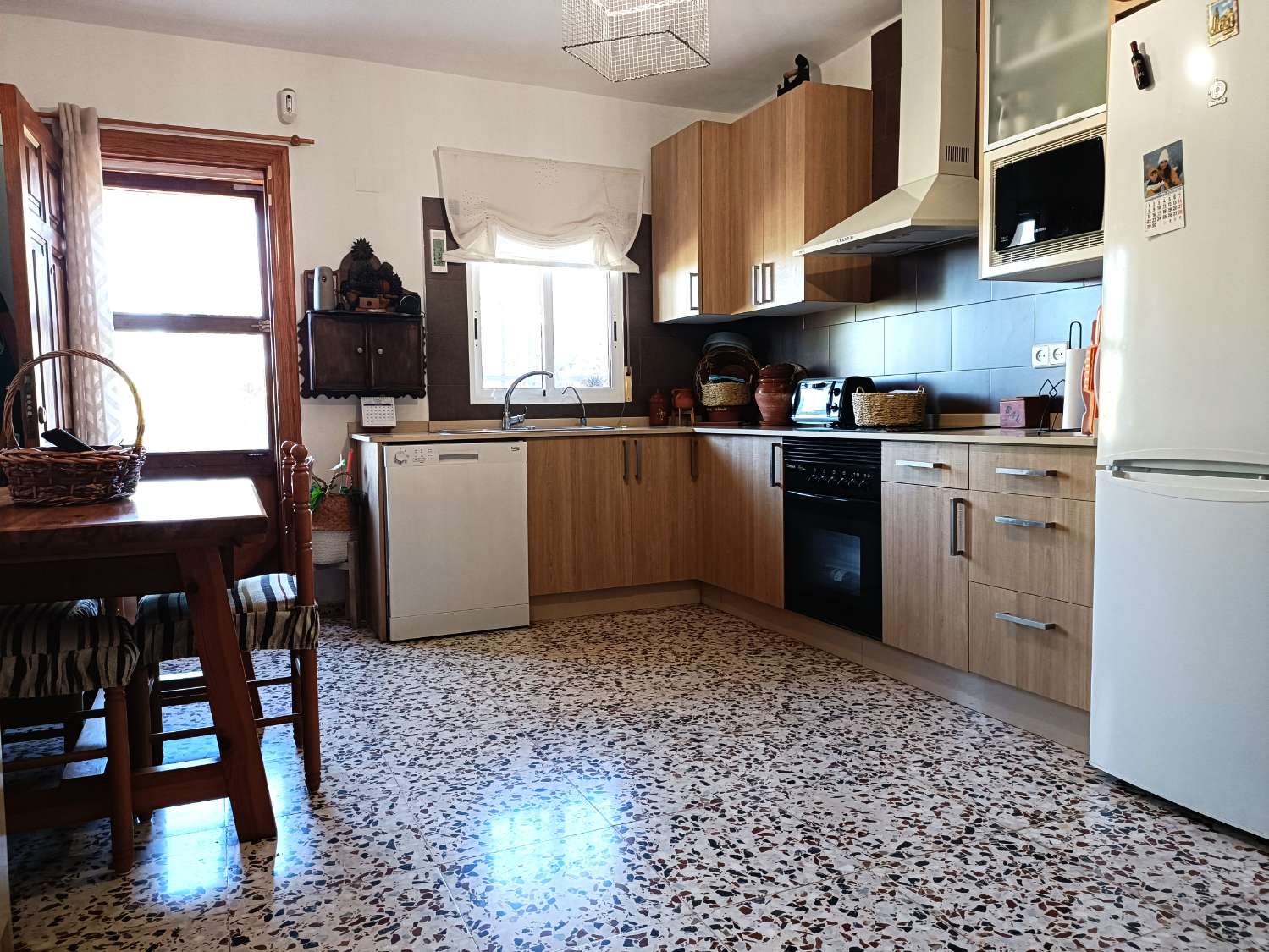 CASA RESIDENCIAL INDEPENDIENTE CON PISCINA Y PARCELA